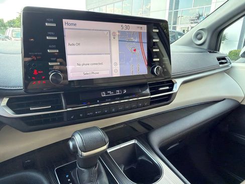 Used 2022 Toyota Sienna Limited AWD/4WD image 17