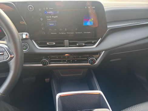 Used 2025 Chevrolet Equinox LT FWD image 17