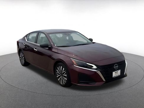 Used 2025 Nissan Altima 2.5 SV FWD image 3