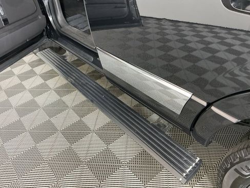 Used 2011 Lincoln Navigator Ultimate image 10