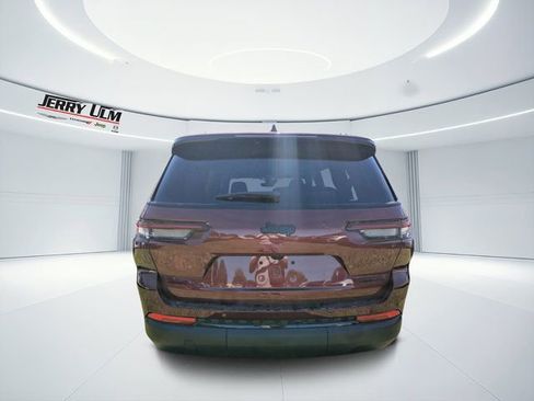 New 2025 Jeep Grand Cherokee L Limited w/ Black Appearance Package AWD/4WD image 4