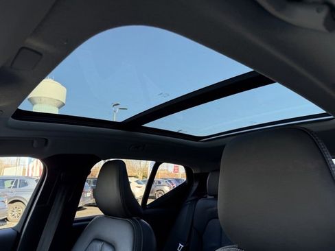 Used 2022 Volvo XC40 T5 Momentum w/ Premium Package image 16