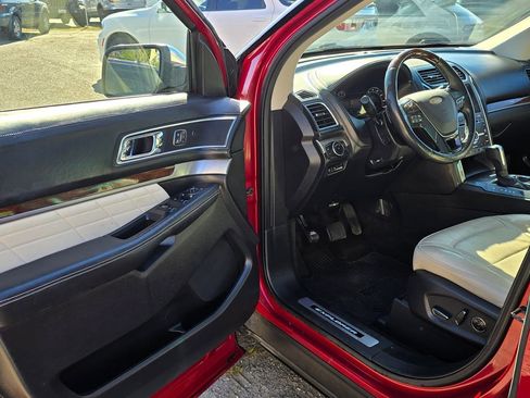 Used 2016 Ford Explorer Platinum image 19