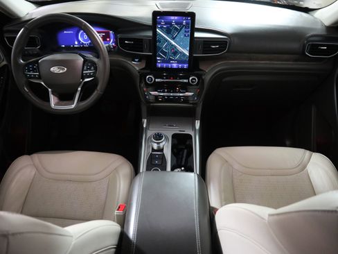 Used 2022 Ford Explorer Platinum w/ Technology Package image 16