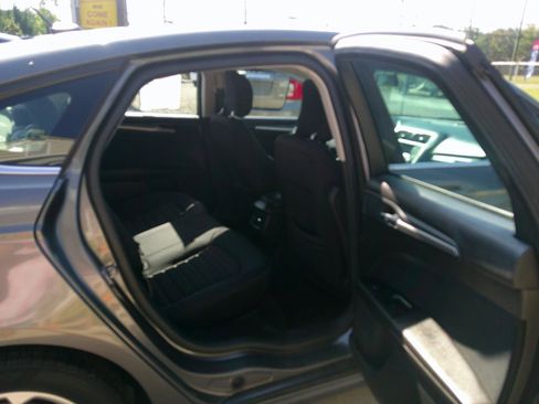 Used 2013 Ford Fusion SE FWD image 9