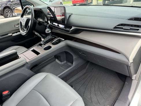 Used 2021 Toyota Sienna XLE image 37