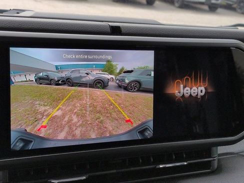 Used 2025 Jeep Gladiator Sport AWD/4WD image 19
