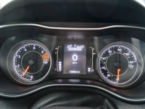 Used 2019 Jeep Cherokee Latitude Plus AWD/4WD image 29