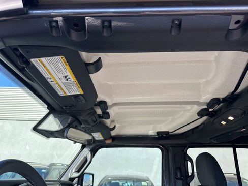 Used 2025 Jeep Wrangler Unlimited Rubicon image 16