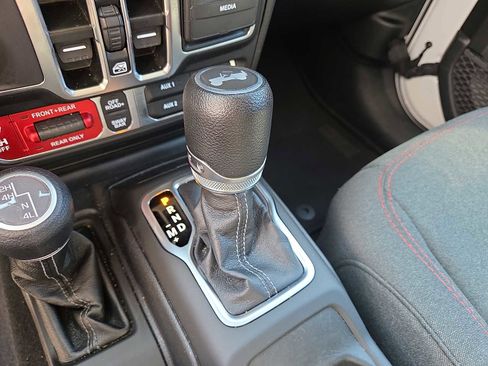 Used 2025 Jeep Wrangler Unlimited Rubicon image 15