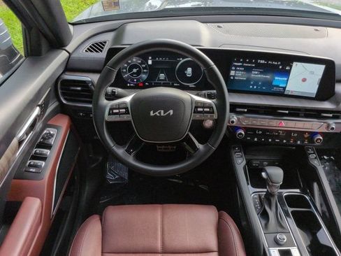Used 2025 Kia Telluride SX w/ SX Captain's Chair Package FWD image 15