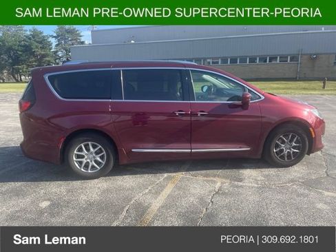 Used 2020 Chrysler Pacifica Touring-L FWD image 3
