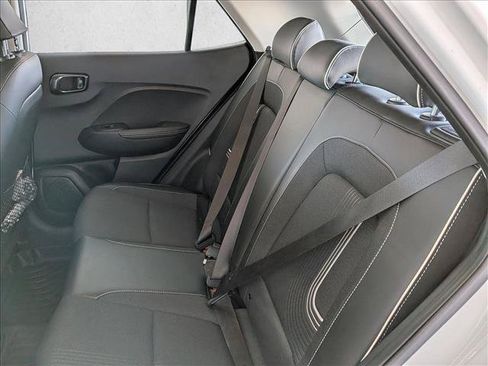 Used 2023 Hyundai Venue Limited FWD image 19