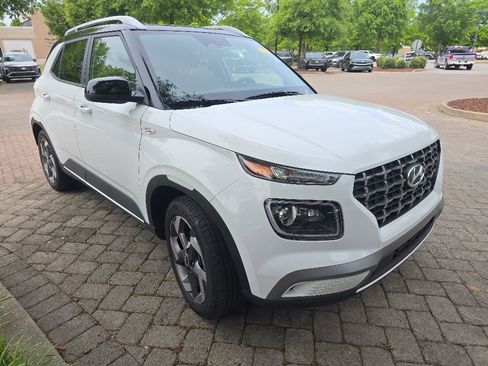 Used 2023 Hyundai Venue Limited w/ Cargo Package FWD image 2