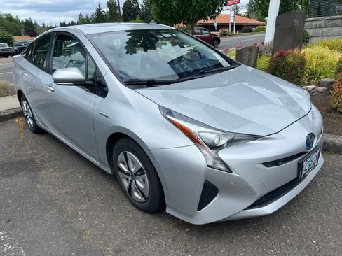 Used 2016 Toyota Prius FWD image 7