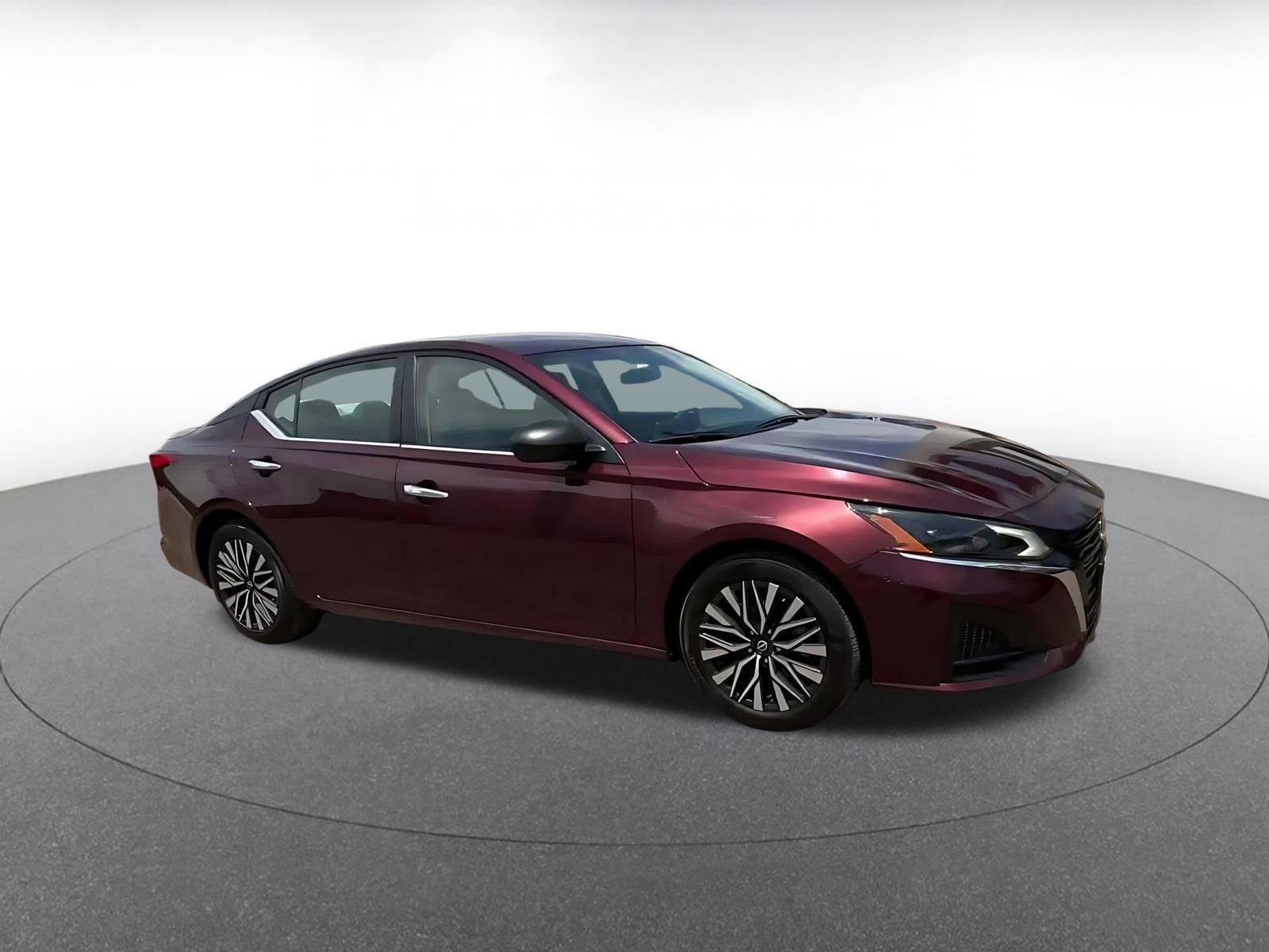 Used 2025 Nissan Altima 2.5 SV FWD image 2