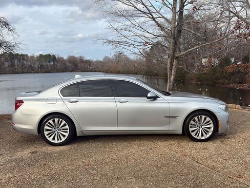 Used 2015 BMW 740i image 3