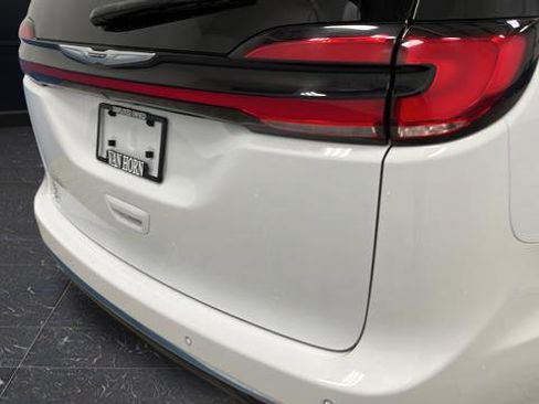 Used 2024 Chrysler Pacifica Touring FWD image 33