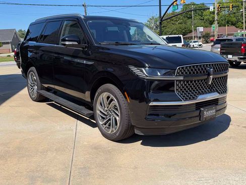 Used 2025 Lincoln Navigator Reserve AWD/4WD image 5