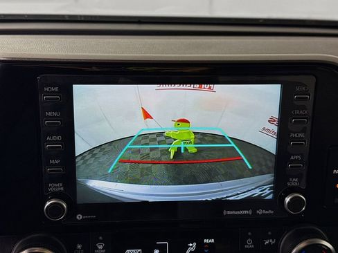 Used 2022 Toyota Highlander LE AWD/4WD image 5