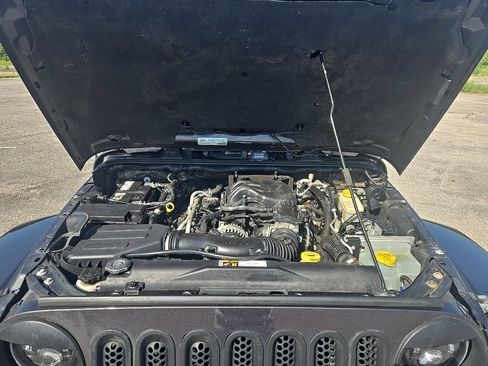 Used 2016 Jeep Wrangler Unlimited Sahara w/ Connectivity Group AWD/4WD image 24