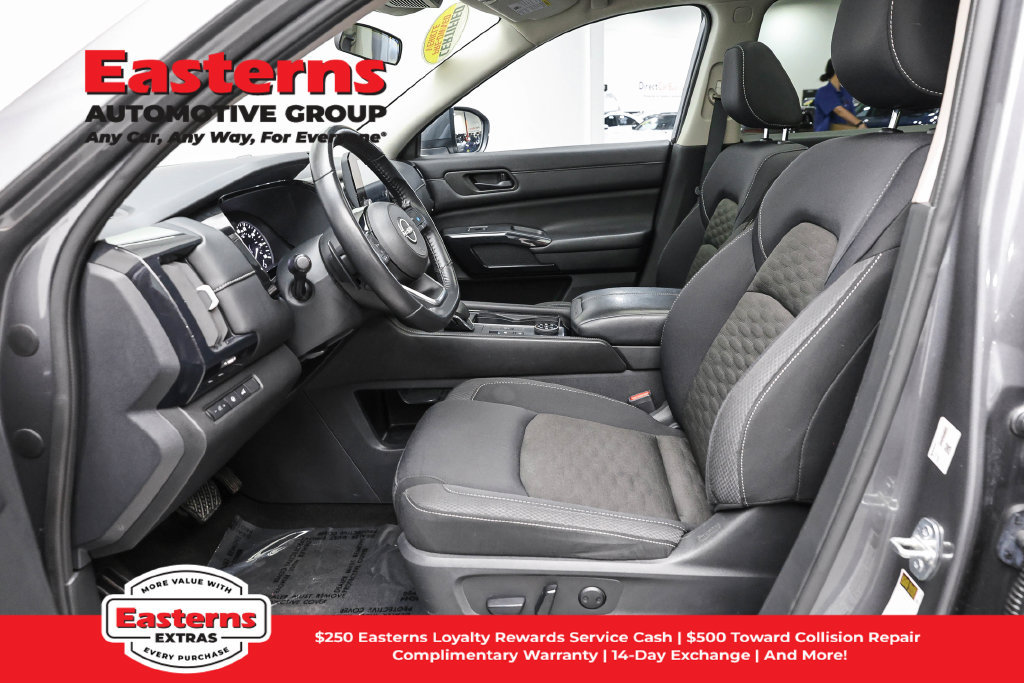 Used 2023 Nissan Pathfinder SV w/ SV Premium Package AWD/4WD image 15