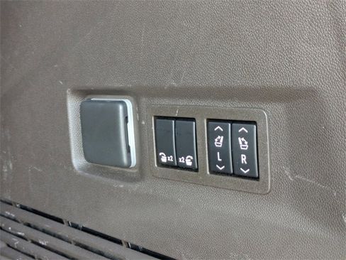 Used 2023 GMC Yukon SLT w/ SLT Luxury Package image 13