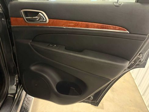 Used 2013 Jeep Grand Cherokee Overland AWD/4WD image 27