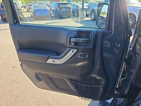 Used 2017 Jeep Wrangler Unlimited Sahara w/ Connectivity Group AWD/4WD image 30