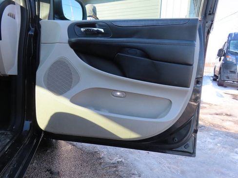 Used 2016 Dodge Grand Caravan SXT image 37