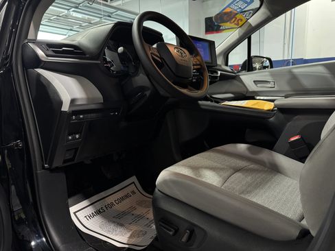 Used 2026 Toyota Sienna LE FWD image 13