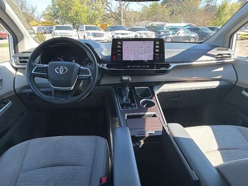 Used 2021 Toyota Sienna LE image 22