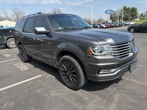 Used 2017 Lincoln Navigator Select image 6
