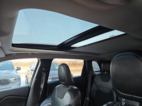 Used 2018 Jeep Cherokee Latitude Plus w/ Comfort/Convenience Group image 8