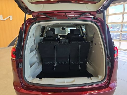 Used 2023 Chrysler Pacifica Touring-L FWD image 28