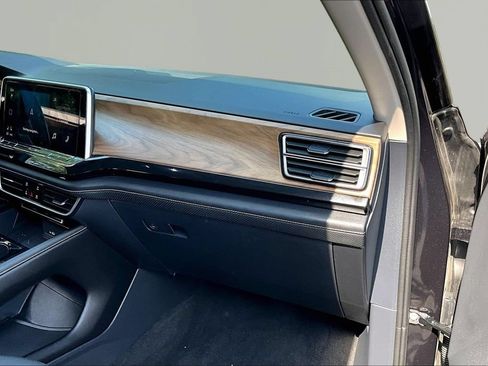 Used 2025 Volkswagen Atlas SE FWD image 19