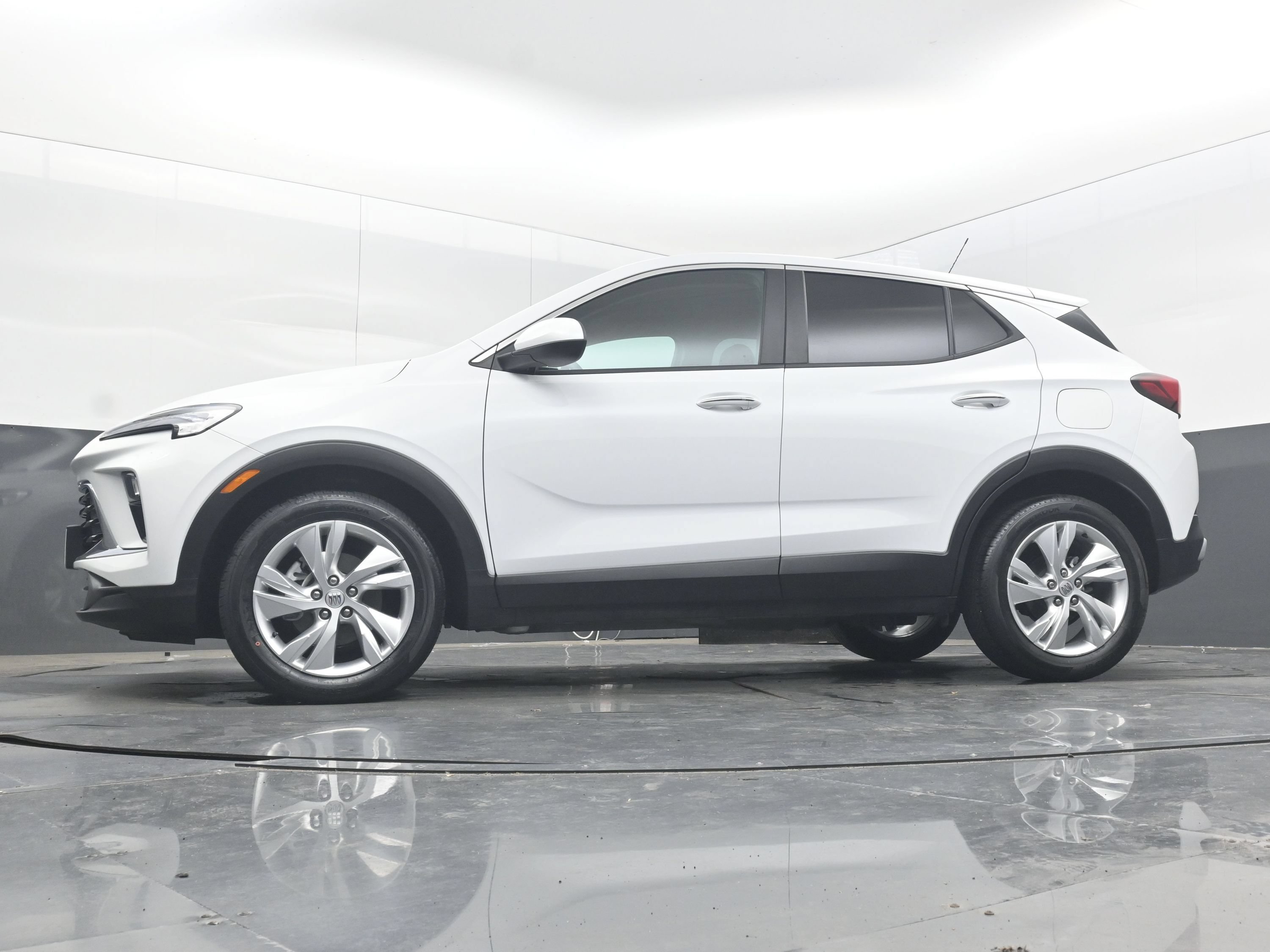 Certified 2025 Buick Encore GX Preferred FWD image 30