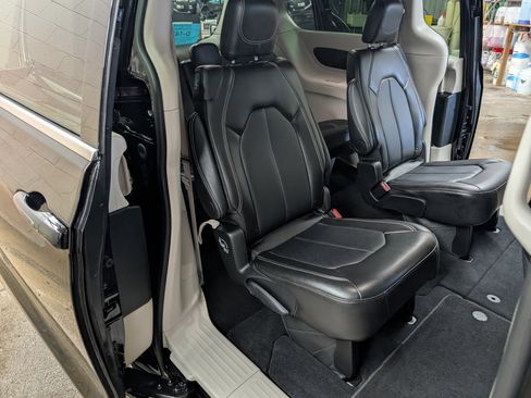 Used 2024 Chrysler Pacifica Touring-L image 5