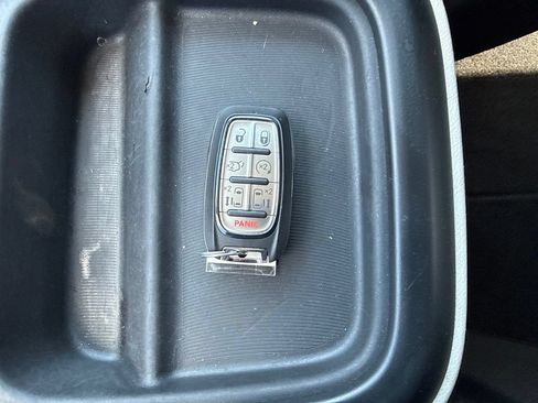 Used 2020 Chrysler Pacifica Touring-L FWD image 27