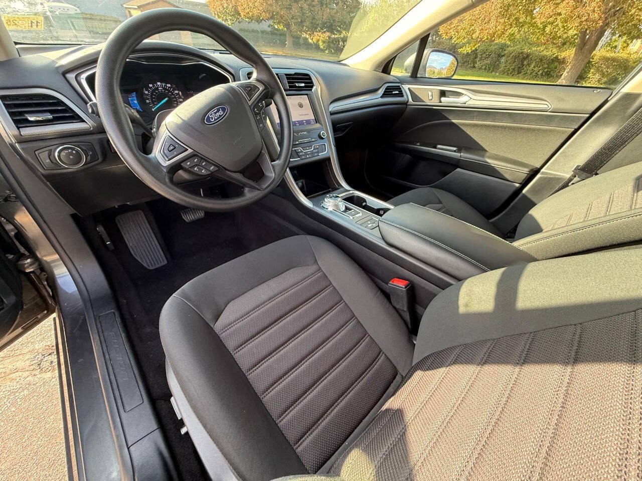 Used 2020 Ford Fusion SE FWD image 9