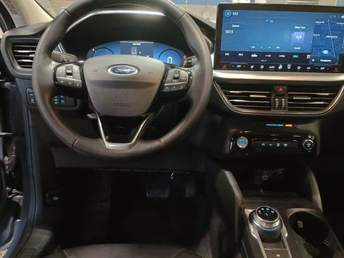 Used 2025 Ford Escape Platinum w/ Premium Technology Package image 2