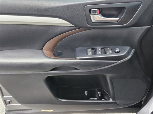 Used 2018 Toyota Highlander XLE image 32