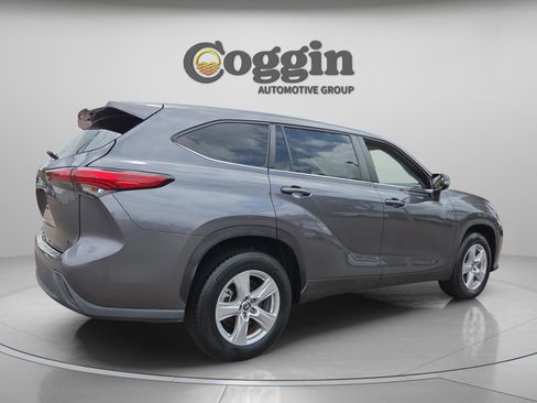 Used 2023 Toyota Highlander L FWD image 5