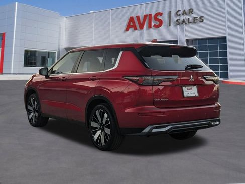 Used 2025 Mitsubishi Outlander SE image 3