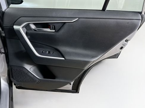 Used 2020 Toyota RAV4 Limited image 31