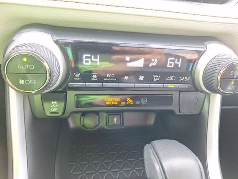 Used 2022 Toyota RAV4 XLE image 28