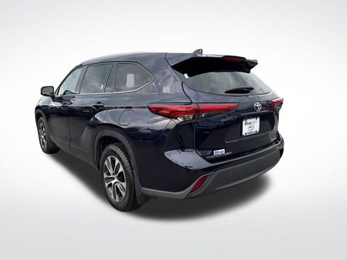 Used 2022 Toyota Highlander XLE AWD/4WD image 11
