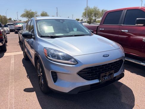 Used 2022 Ford Escape SE w/ SE Sport Appearance Package FWD image 3