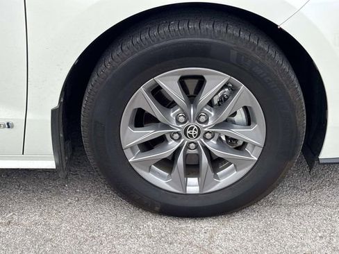 Used 2021 Toyota Sienna XLE w/ XLE Plus Package AWD/4WD image 9