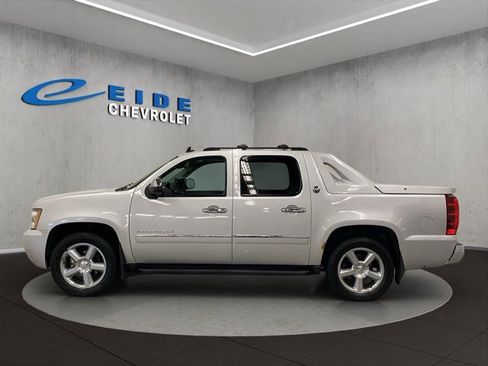 Used 2013 Chevrolet Avalanche LTZ image 7